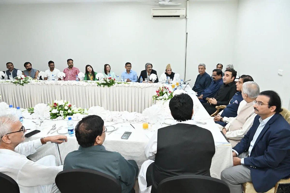 LahorePyo's tweet photo. پیپلز یوتھ آرگنائزیشن وسطی ہنجاب کے نو منتخب صدر محترم محسن حسن ملہی نے یوتھ کی نمائندگی کرتے ہوئے وزیر خارجہ پاکستان و چیرمین پیپلز پارٹی بلاول بھٹو زرداری صاحب کی طرف سے پرتکلف عشائیے میں شرکت کی. 

@NabeelNaseer9 
#InformationSecretary
#PYO_Lahore
#ForeignMinister
@MohsanMalhi https://t.co/HzqCbH0W97