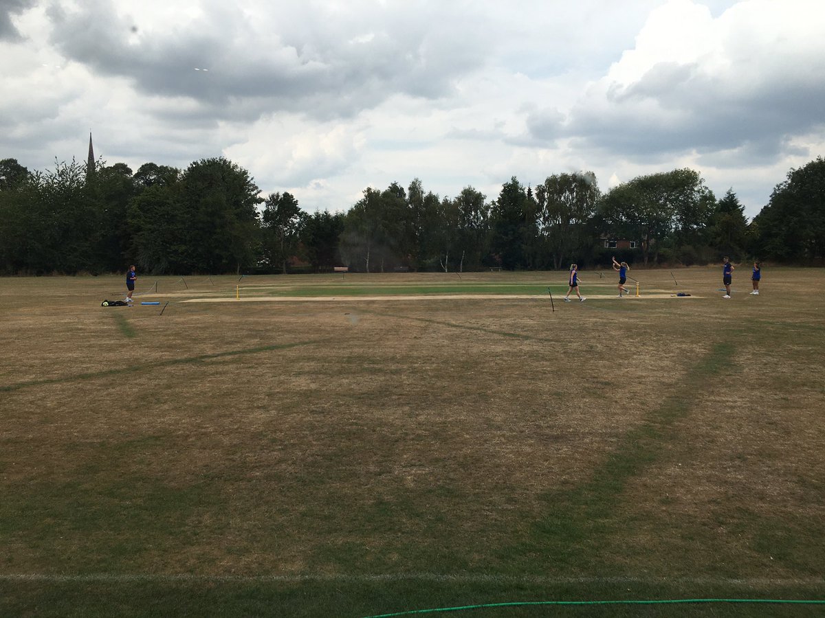 BreadsallCC's tweet photo. Was great to host some International players up at the BCG today, from the London Spirit Women’s team @FreyaRuth @NaomiDattani @megan_schutt @JessKerr_24 and coach @chrisliddle11 🏏 https://t.co/SNqGcxhTkf