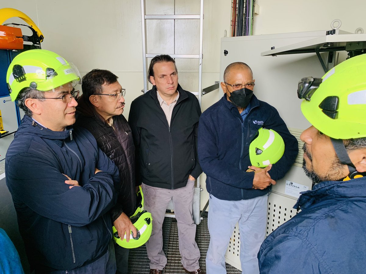 elecgalapagos's tweet photo. Esta mañana la delegación de @RecNaturalesEC y @el_BID y personal de @elecgalapagos recorrieron varios lugares de interés en #SanCristobal para identificar oportunidades de inversión en la incorporación y fortalecimiento de energía renovable, almacenamiento y gestión eficiente https://t.co/KopjPsBFVG