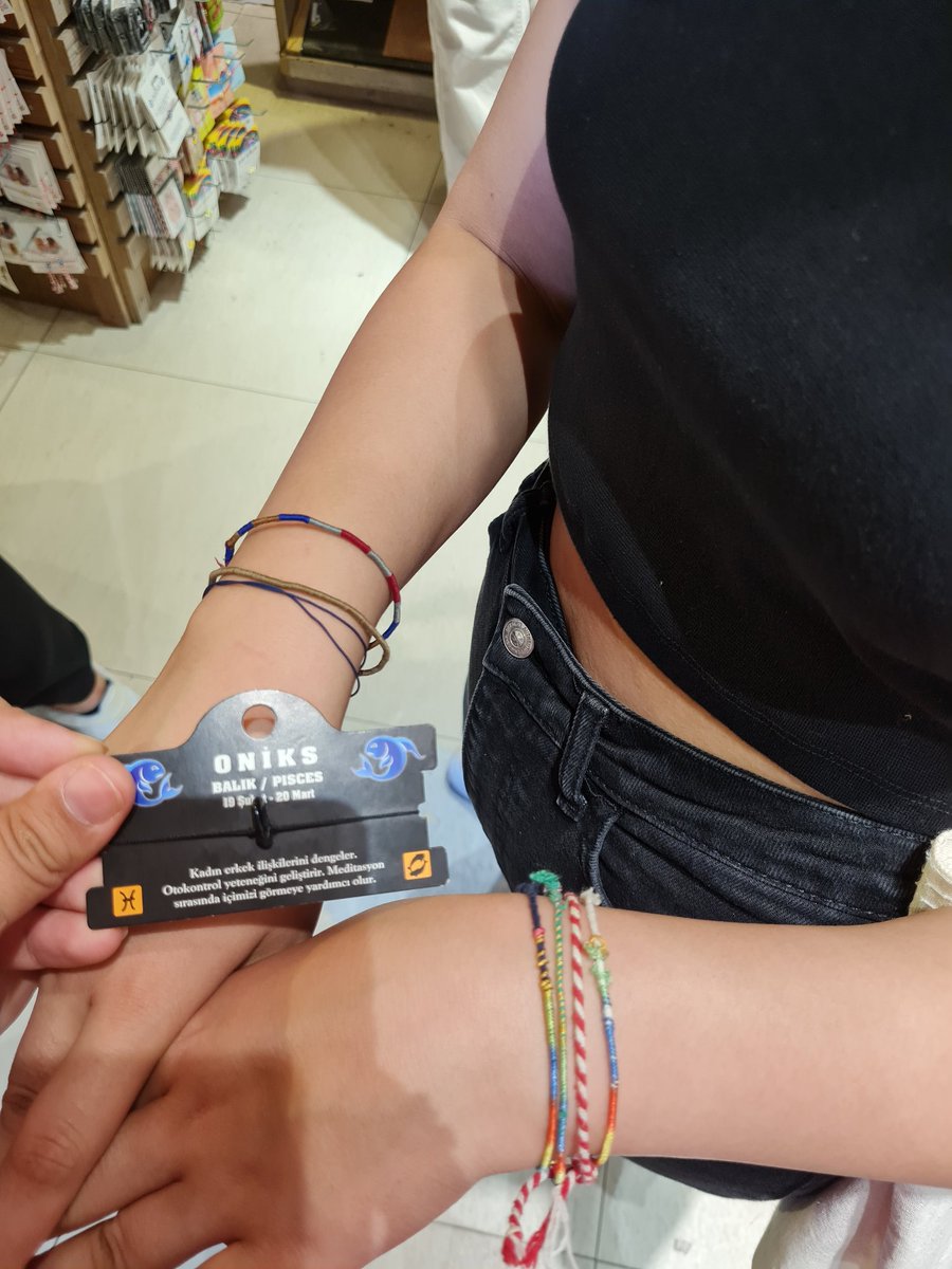 Arkadaşım bugün Zehra bak ipi 10 tl ye satıyolar diye gülerek bana gösterdi sonra bileklerine bakıp güldük ve bilekliği almaya çalıştı söyleyeceklerim bu kadar