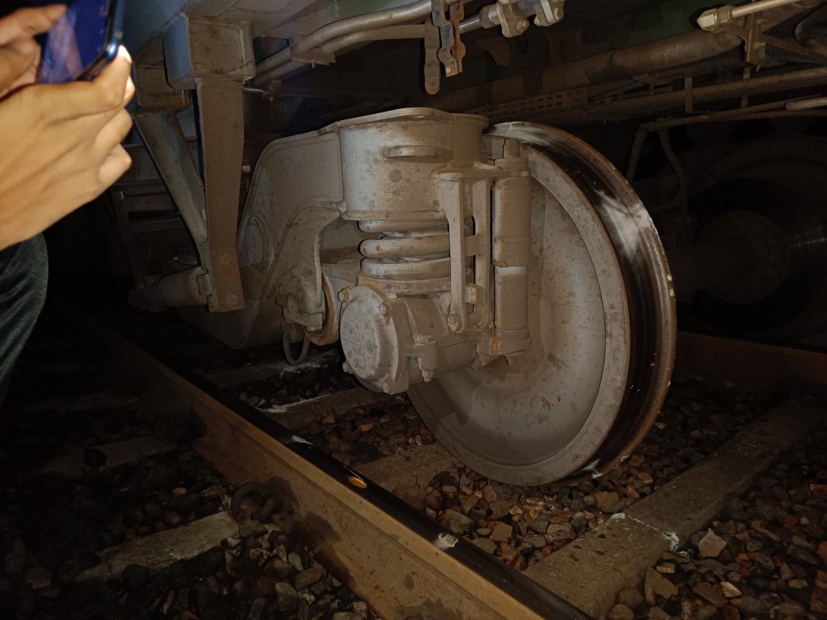SharaffRishabh's tweet photo. S3 coach of Train number 20843 derailed 5km before the Gondia station. 
@indianrail @AshwiniVaishnaw https://t.co/bfrMxHk1t0