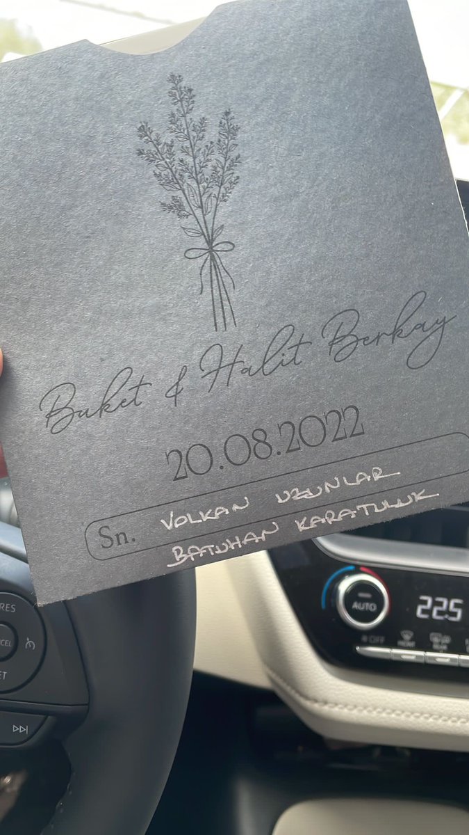 Eşim ve beni düğüne davet etmişler…