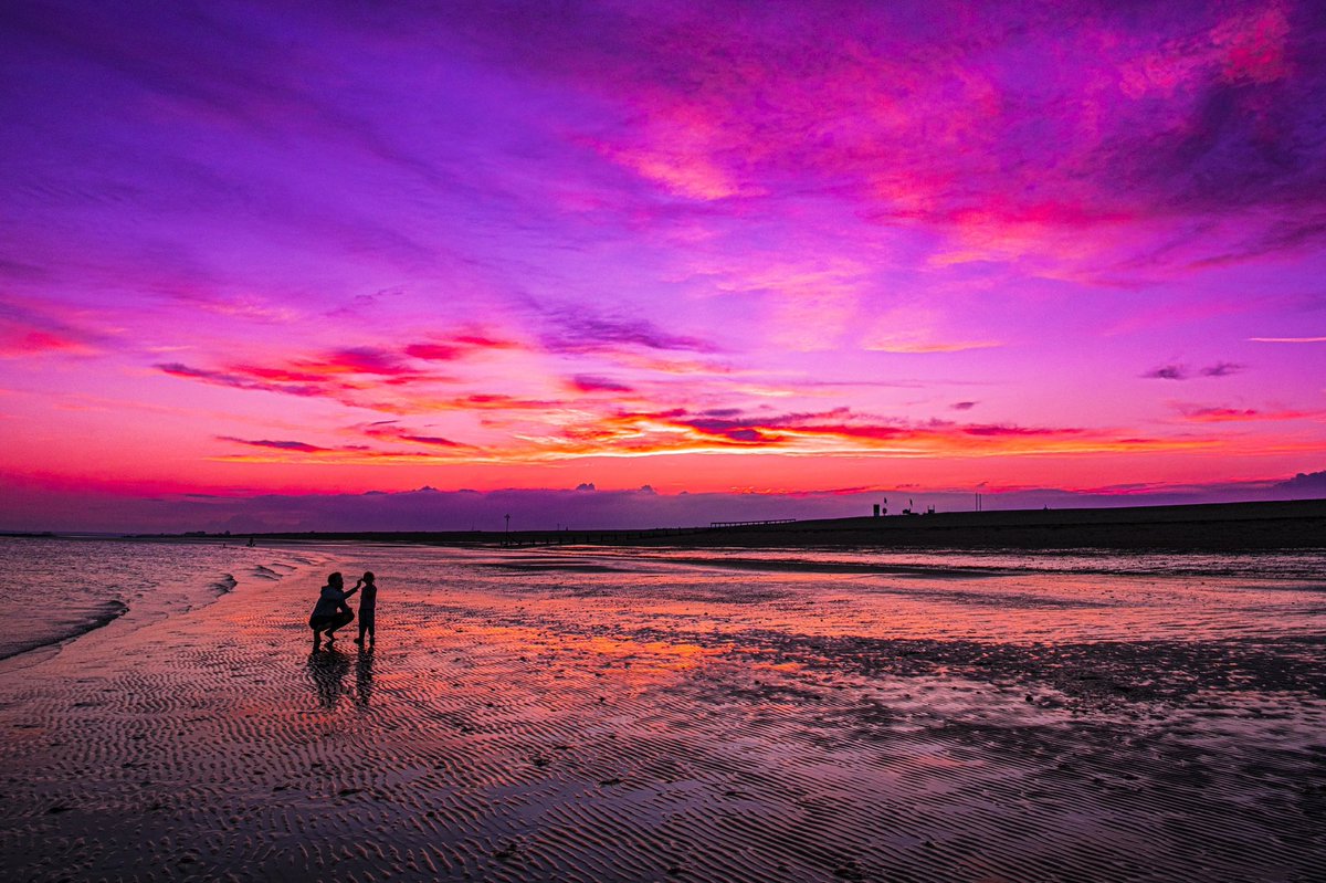 danwardle881's tweet photo. Perfect composition and story tonight. 

Pic 1 - daughter asks dad to stroke horse
Pic 2 - dad asks, lady declines, dad has to explain to daughter why not
Pic 4 - dad consoles daughter
Pic 5 - dad and daughter watch sunset

Love love love photography. 

#sunset #photography https://t.co/97dDXRf1aJ