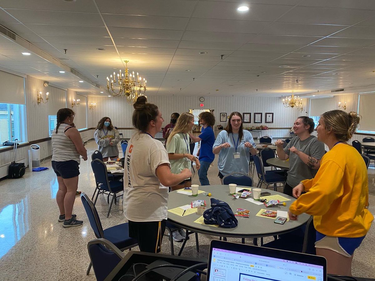 VirtuesMatter's tweet photo. How can Virtues be of service- for young people striving to be of service? Grateful for this day of learning, joy, and inspiration with the committed and awesome young leaders at @ShepherdUnivers 💙💛 https://t.co/q3V1RoQ1aX