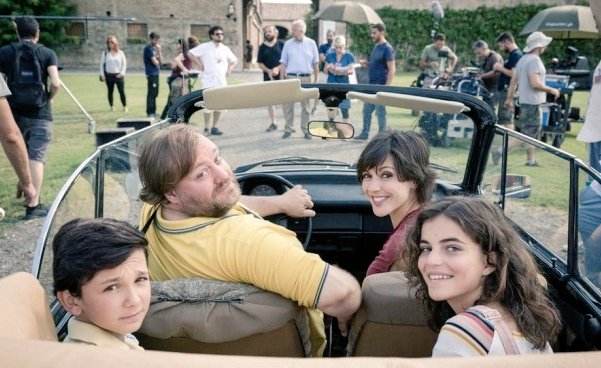 In partenza per riscoprire i luoghi magici della vita! Grazie @StefanoFresi  <a href="/SimonaMolinari/">Simona Molinari</a> e tutti quanti ❤️🥳 #cetempo #commediaallitaliana #Rai3 #television