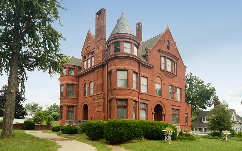 HistoricInd's tweet photo. #ThenandNow - Howard Steamboat Museum in Jeffersonville c.1909 &amp; today. Built in 1894 by the owners of Howard Shipyards. Today, the mansion is preserved with original furnishings from the Howard family &amp; the second floor features exhibits on steamboat history. #indianahistory https://t.co/NuBdsnHoez