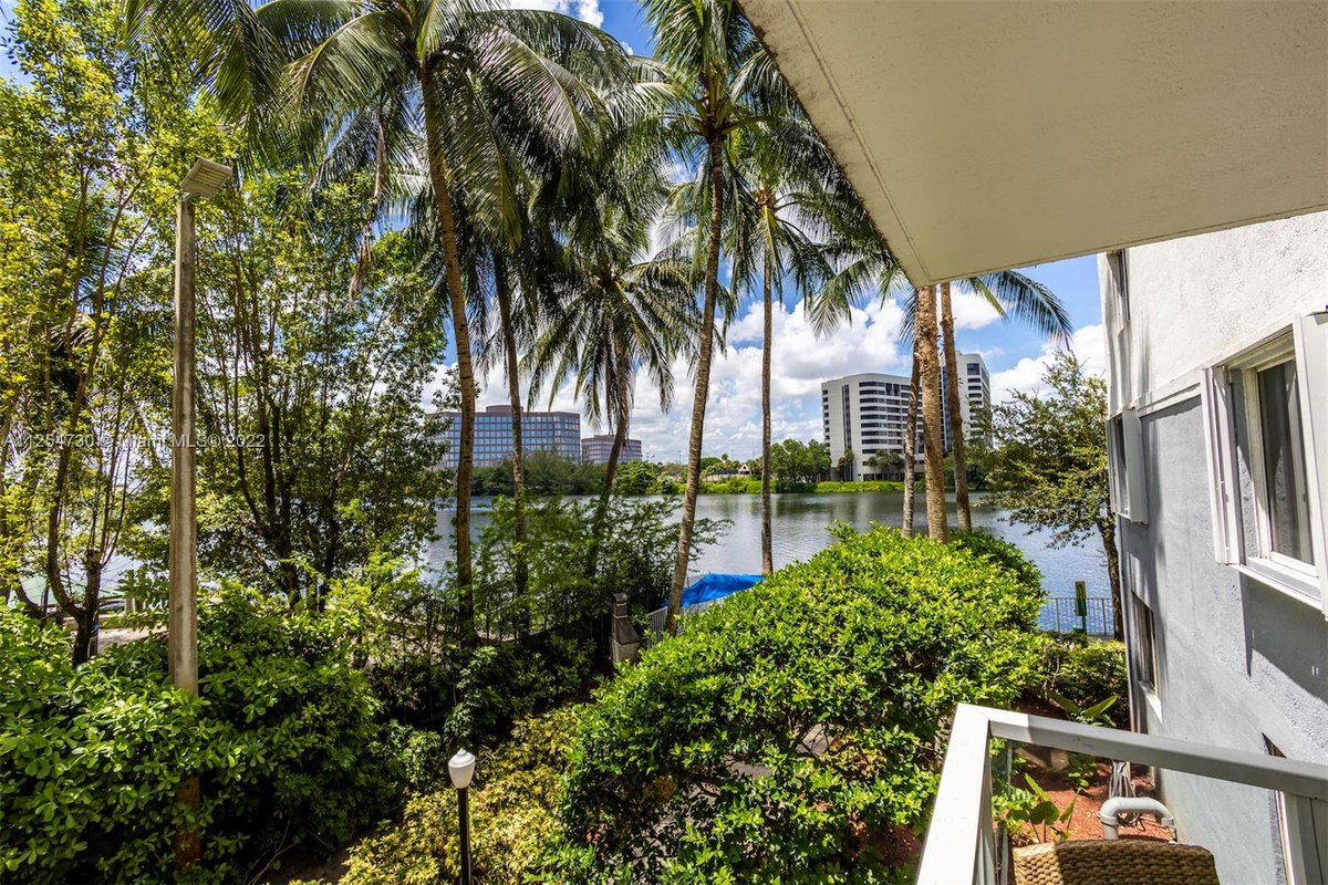 VaneauMiami's tweet photo. 5099 NW 7th St #203, Miami, FL 33126 just hit the market! Take a look at this awesome space: https://t.co/YJeFLwatXQ https://t.co/RihImb9zuS