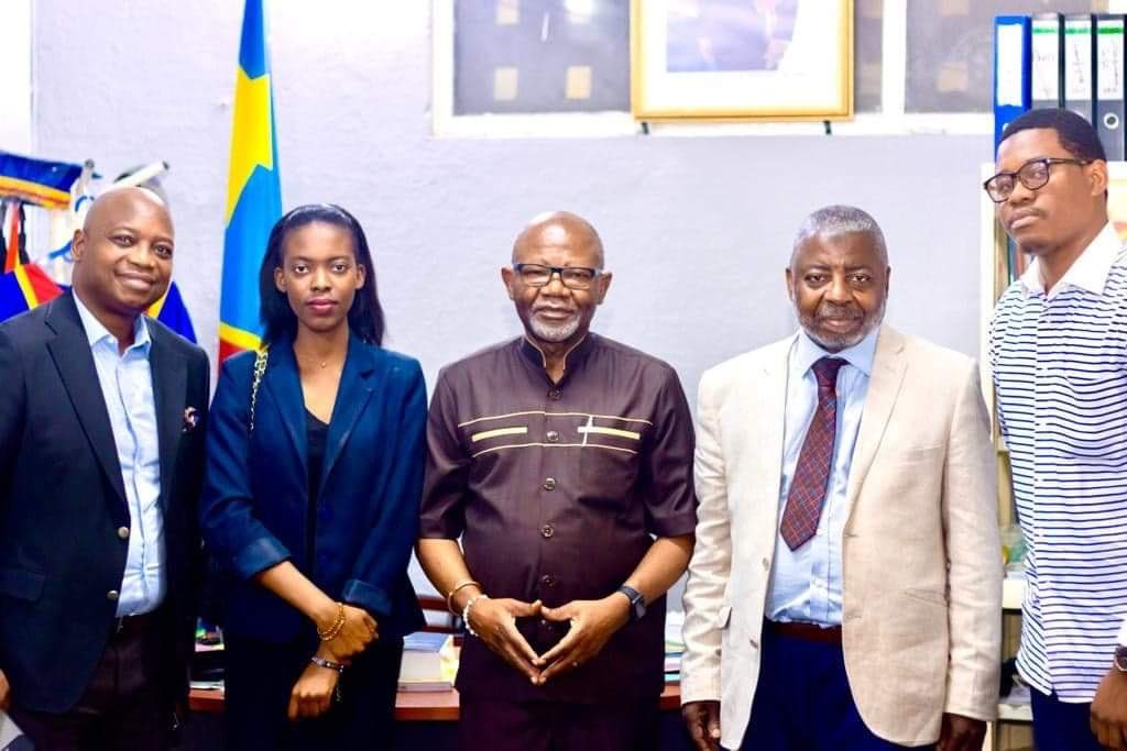 ArthurYenga's tweet photo. Le LMD en marche à l’#IFASIC avec l’implication des professionnels dans la formation des étudiants. Grande était ma joie de recevoir dans le cadre de mon cours M. @LmMwando, Managing Director #DKAVIS-RDC et @IciMagazine ainsi que @lchouna de l’APLC @Presidence_RDC. https://t.co/00efqGKLVg