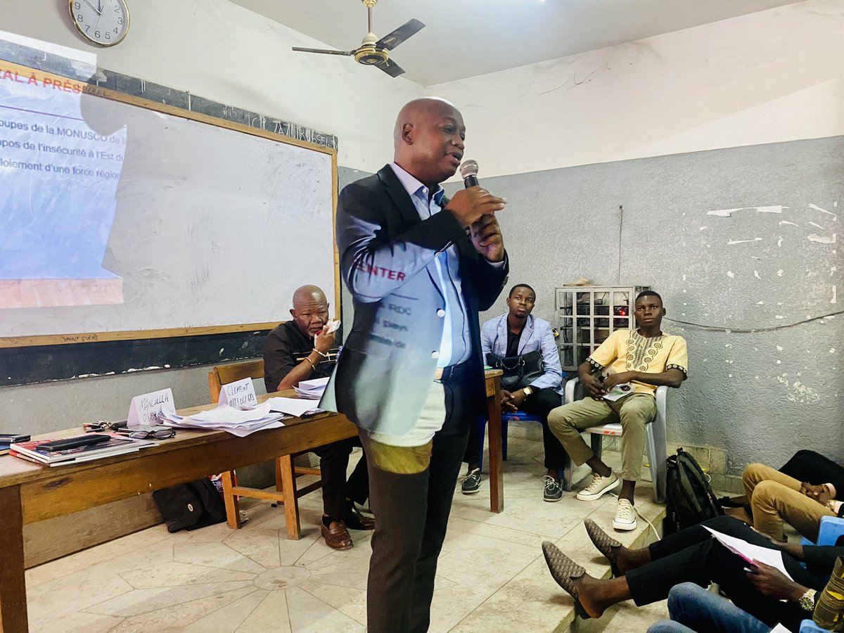 ArthurYenga's tweet photo. Le LMD en marche à l’#IFASIC avec l’implication des professionnels dans la formation des étudiants. Grande était ma joie de recevoir dans le cadre de mon cours M. @LmMwando, Managing Director #DKAVIS-RDC et @IciMagazine ainsi que @lchouna de l’APLC @Presidence_RDC. https://t.co/00efqGKLVg