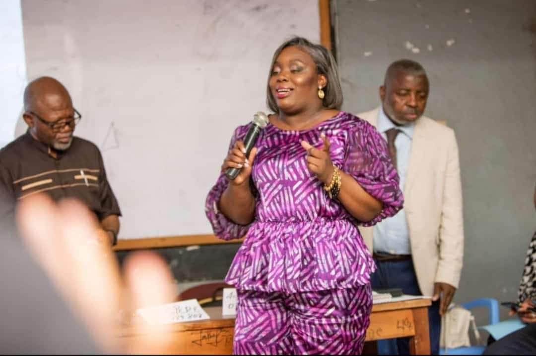 ArthurYenga's tweet photo. Le LMD en marche à l’#IFASIC avec l’implication des professionnels dans la formation des étudiants. Grande était ma joie de recevoir dans le cadre de mon cours M. @LmMwando, Managing Director #DKAVIS-RDC et @IciMagazine ainsi que @lchouna de l’APLC @Presidence_RDC. https://t.co/00efqGKLVg