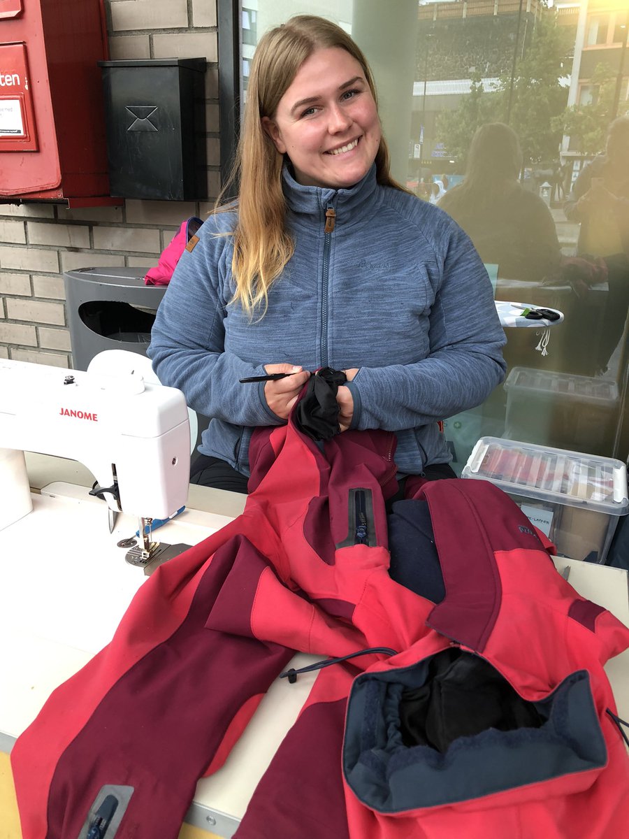 bergans's tweet image. Spennende dager på #arendalsuka2022 I dag har sybilen vår både reparert turklær og snakket med ulike politikere om hvordan vi kan gjøre reparasjon mer lønnsomt for oss i handelen og enklere for forbrukerne. I morgen finner du oss i Torvgata 7. fra kl. 10-14. Kom gjerne innom! 💚