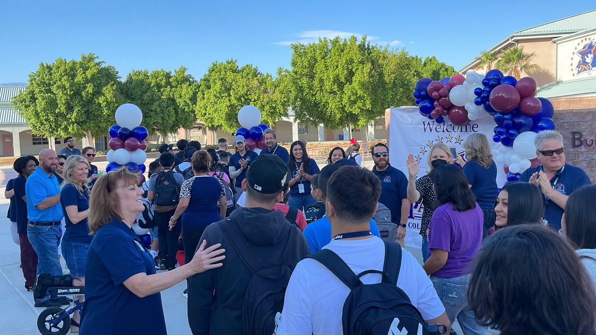 desertwebber's tweet photo. Great morning to be a @cmpms_official #paigepatriot!
#DSUSDFirstDay
#DSUSDPride
#desertwebber
#communityguy
#lovemyjob https://t.co/4YH9UZEnWX