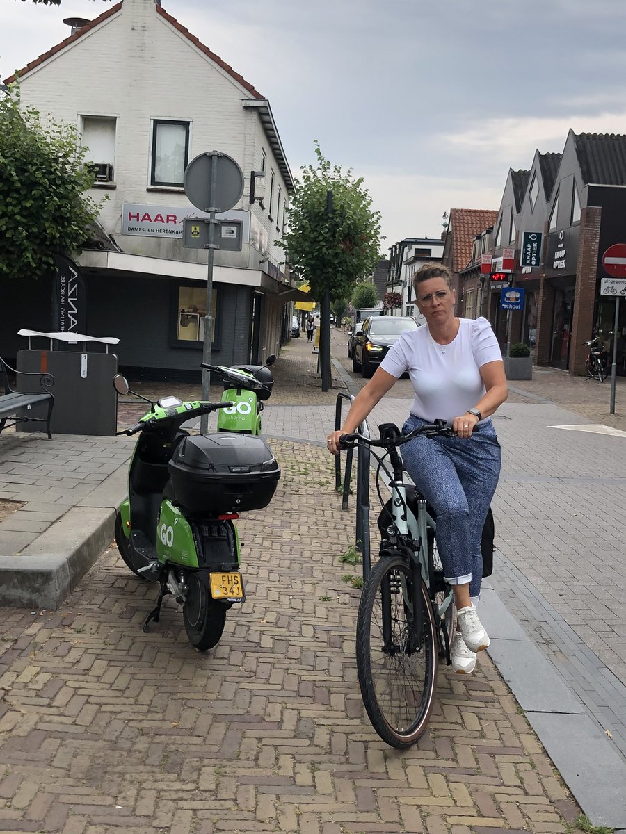Jurjen16's tweet photo. Knap dat @gosharingoff elke week weer nieuwe klanten heeft die niet begrijpen dat je hier niet kunt parkeren. Want de vorige “foutparkeerders” zijn aangesproken toch? Of is het free-floating model heilig en interesseert de overlast ze niet? #stompzinnig #Bleiswijk @Lansingerland https://t.co/WGh2SWSkj8