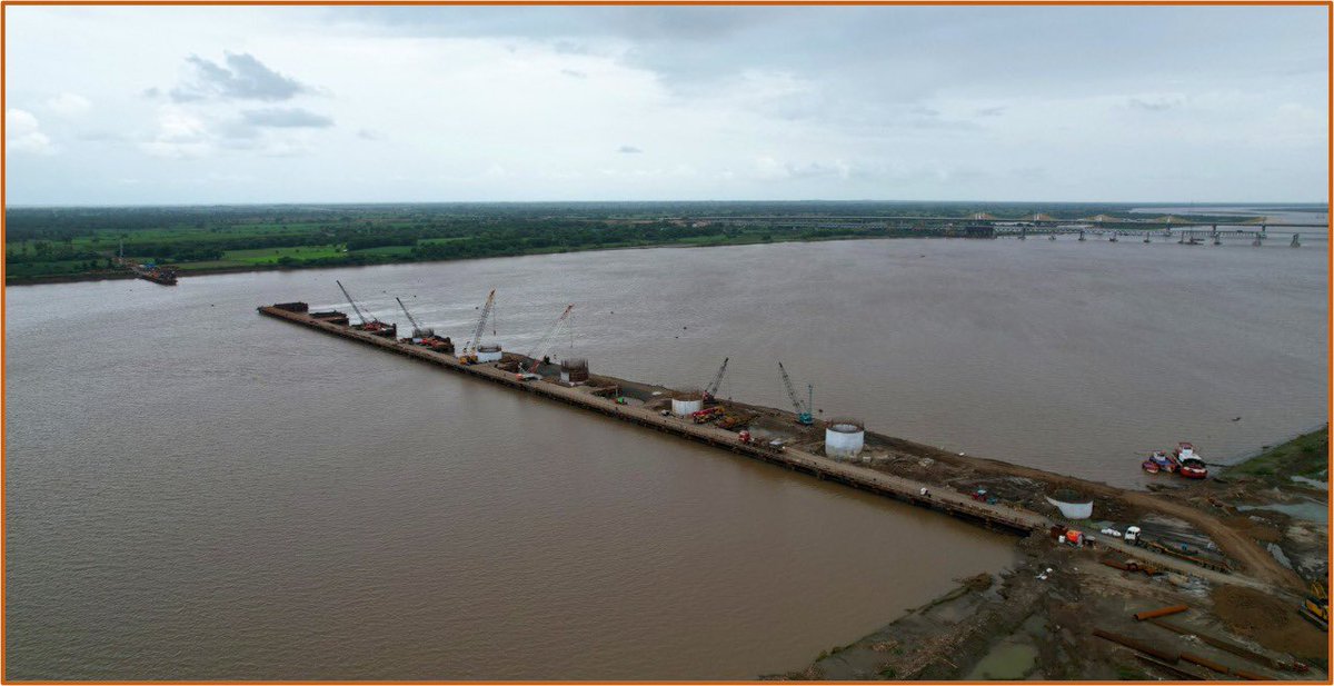 RailMinIndia's tweet photo. Bullet train Progress Report :

Land Acquisition Status-
1) Gujarat: 98.8%
2) DNH: 100%
3) Maharashtra: 75.25%

Progress of Works-
1) 162 km of Piling work completed 
2) 79.2 km Pier work completed
3) Passenger Terminal Hub at Sabarmati is nearing completion. https://t.co/4Ezh3lRkHy