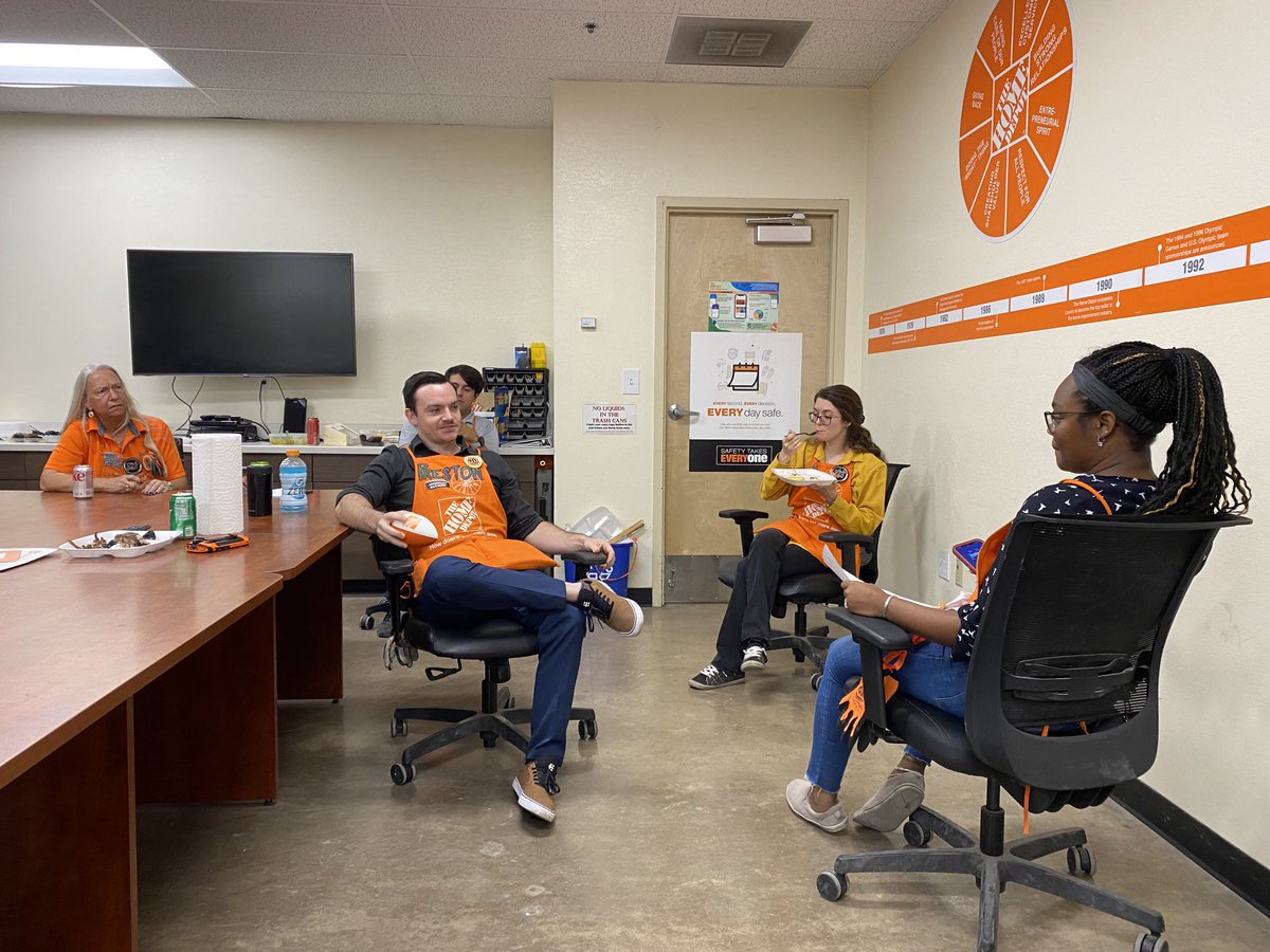 SMaurice2's tweet photo. CXM Kym giving us a little taste of how she drives engagement in her morning meetings during our DDW.  Great questions and learnings!  ⁦@FerdiMongo⁩ https://t.co/img0CbvcW3