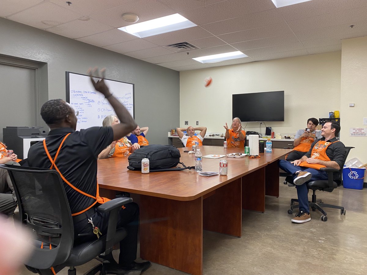 SMaurice2's tweet photo. CXM Kym giving us a little taste of how she drives engagement in her morning meetings during our DDW.  Great questions and learnings!  ⁦@FerdiMongo⁩ https://t.co/img0CbvcW3