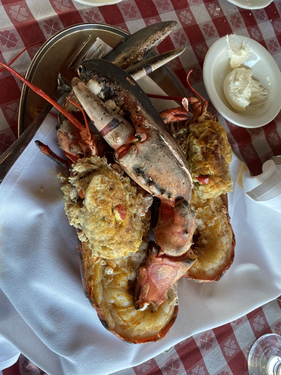 KingTattstar's tweet photo. Bruh π€€ #LobsterDinner #4lbs https://t.co/OQvlZ4lSbe