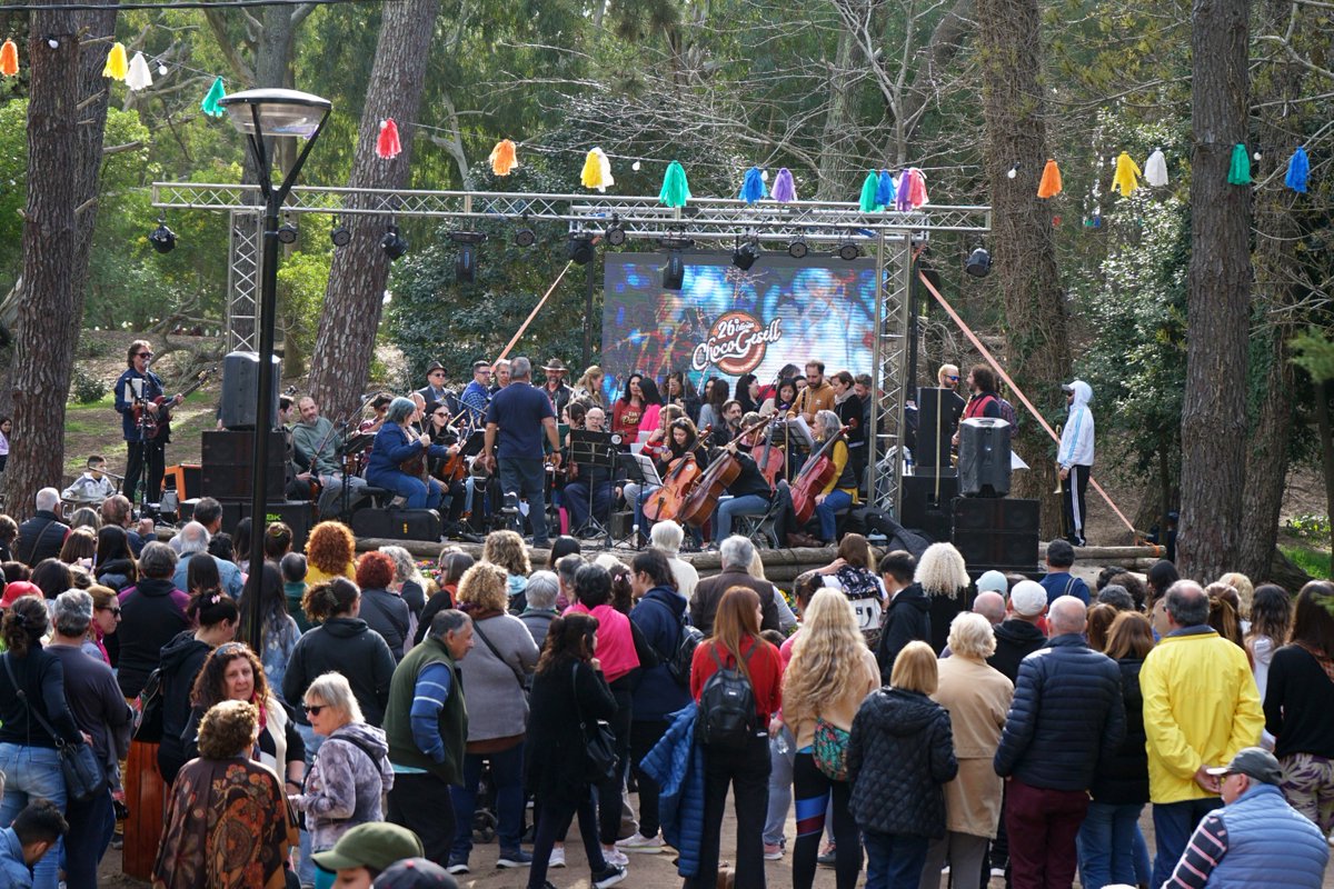 VillaGesellMuni's tweet photo. Los artistas geselinos brillaron en la #ChocoGesell 2022 🍫
La fiesta contó con una amplia propuesta artística de la mano de más de 40 exponentes geselinos de todos los estilos 🎭
#CreandoExperiencias #SomosVillaGesell 🌲🌊 https://t.co/pCdSpTiXHU