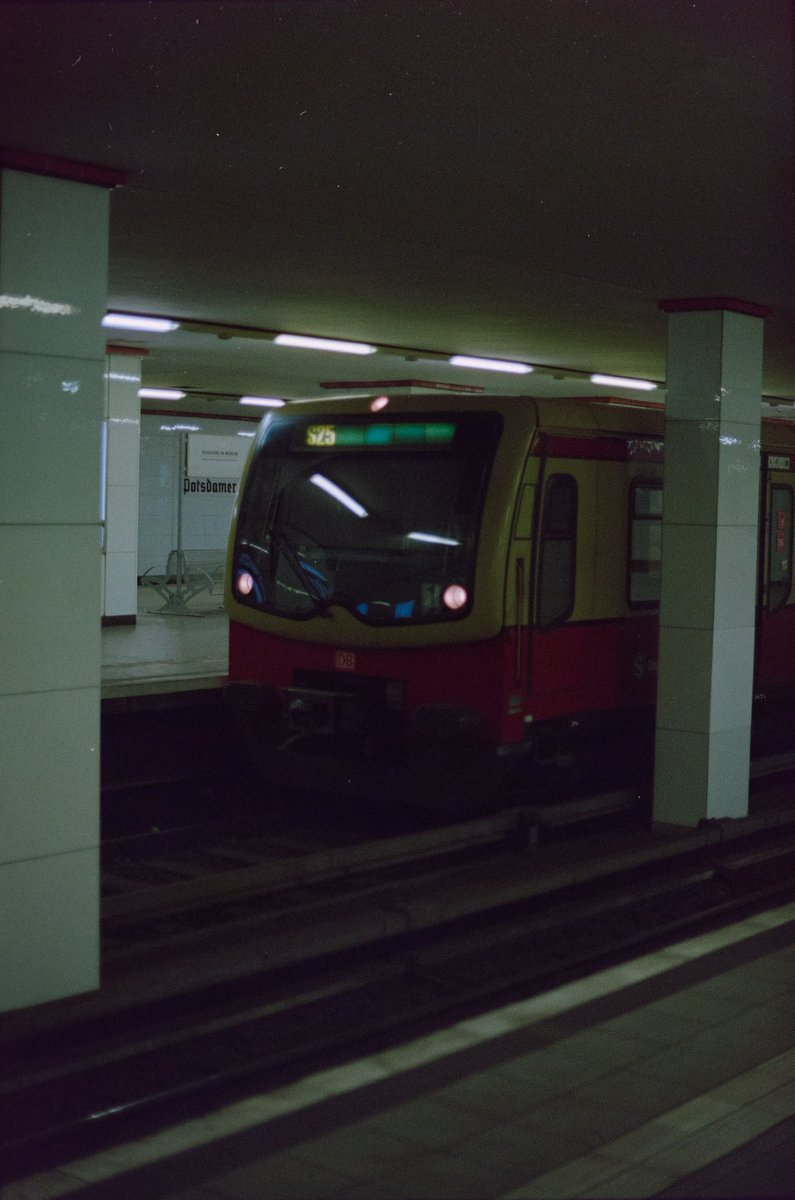 knipsfinger's tweet photo. Berlin #onthelow •
•
•
•
•
#filmisnotdead #analog #believeinfilm #filmphotography #ishootfilm #shootfilm #35mm #filmfeed #analogphotography #staybrokeshootfilm https://t.co/WjUdOHz9oG