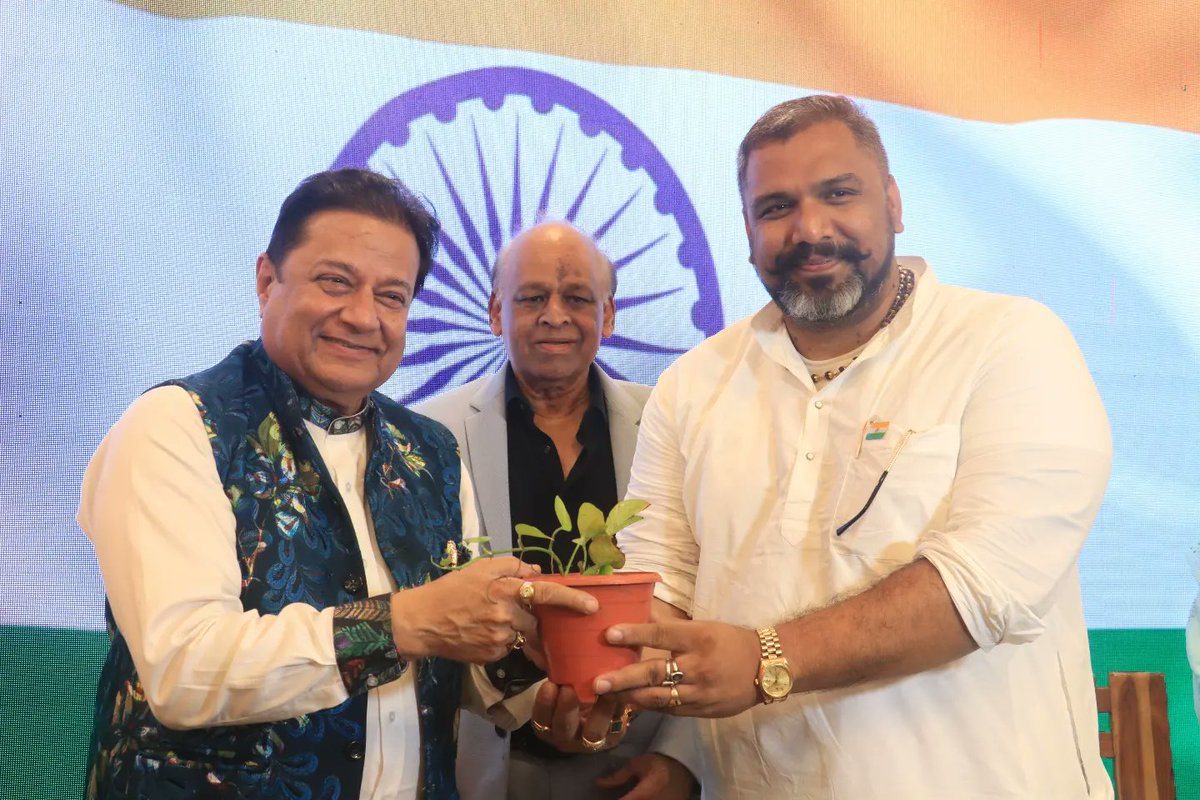 litofest's tweet photo. It was such an honour to have @anupjalota Ji as our chief guest. We got the privilege to honour @swankhede_IRS Sir with 'Bharat ki Shaan' award. Independence Day couldn't have been better than this. Jai Hind 🇮🇳 https://t.co/NCpCSfxfFl