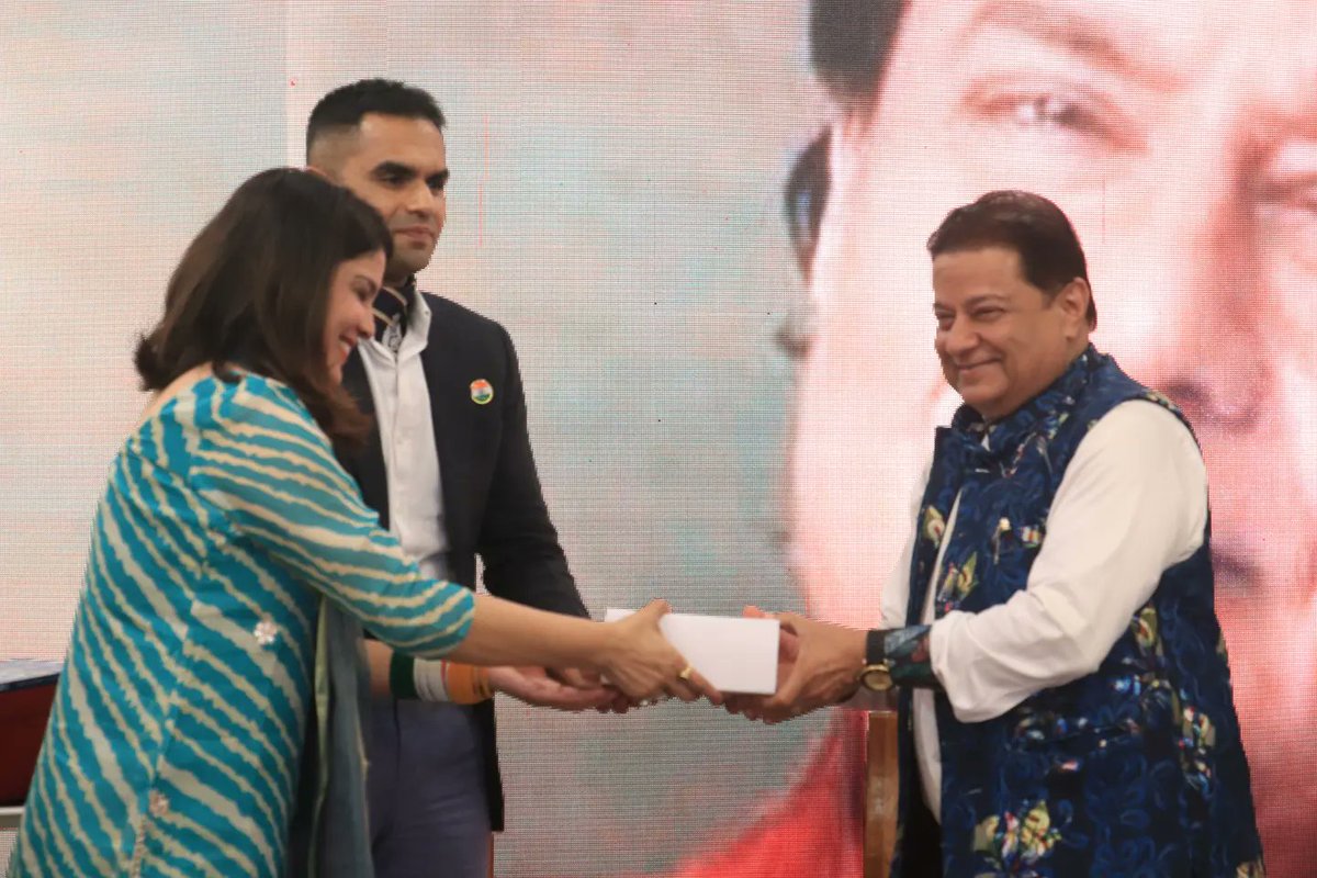 litofest's tweet photo. It was such an honour to have @anupjalota Ji as our chief guest. We got the privilege to honour @swankhede_IRS Sir with 'Bharat ki Shaan' award. Independence Day couldn't have been better than this. Jai Hind 🇮🇳 https://t.co/NCpCSfxfFl