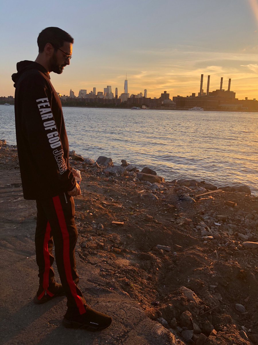2KIntel's tweet photo. Bro always looking for something https://t.co/U81fdqAqgh