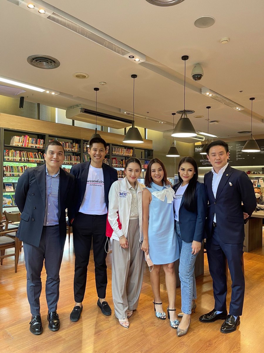 BeerChayapa's tweet photo. ประชุม ประชุม ประชุม #คณะกรรมการด้านการมีส่วนร่วมและนวัตกรรม #พรรคเพื่อไทย นำโดยท่านประธานคณะที่ปรึกษาฯ คุณ #แพทองธารชินวัตร @ingshin  ❤️❤️😊 https://t.co/Dxv45dCN66