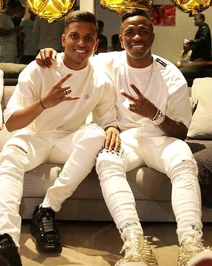 Adrofu_B's tweet photo. Kitu ambacho @Neymarjr alikfnya kwa @Cavani ndo hicho hicho kinamkuta yeye kwa @Mbappe😁, lkn Bora t @Mbappe angekuj @Realmadrid akakutn na vjn wenzake de Brazilian players🥰(@vinijr na @rodrygo) ingefit sana na hwez ckia wanagombania penalty 😁😁.
   I'm @Realmadrid fans. https://t.co/kWZvUS0vRj