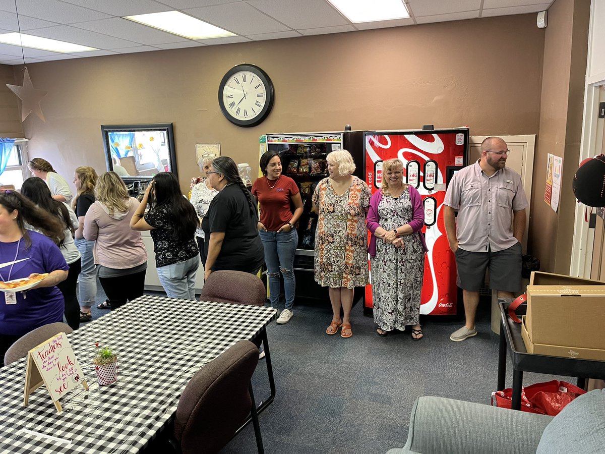 OvertonElem's tweet photo. First Church of the Nazarene providing our students with lunch and desserts to close out our summer. #OnlyAtOverton💛❤️ https://t.co/BDQ0thGQrM