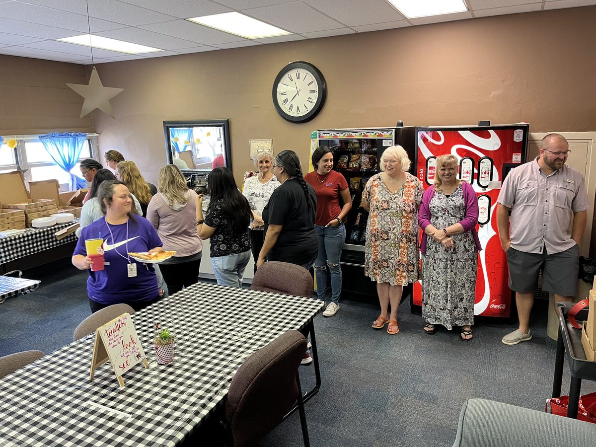 OvertonElem's tweet photo. First Church of the Nazarene providing our students with lunch and desserts to close out our summer. #OnlyAtOverton💛❤️ https://t.co/BDQ0thGQrM