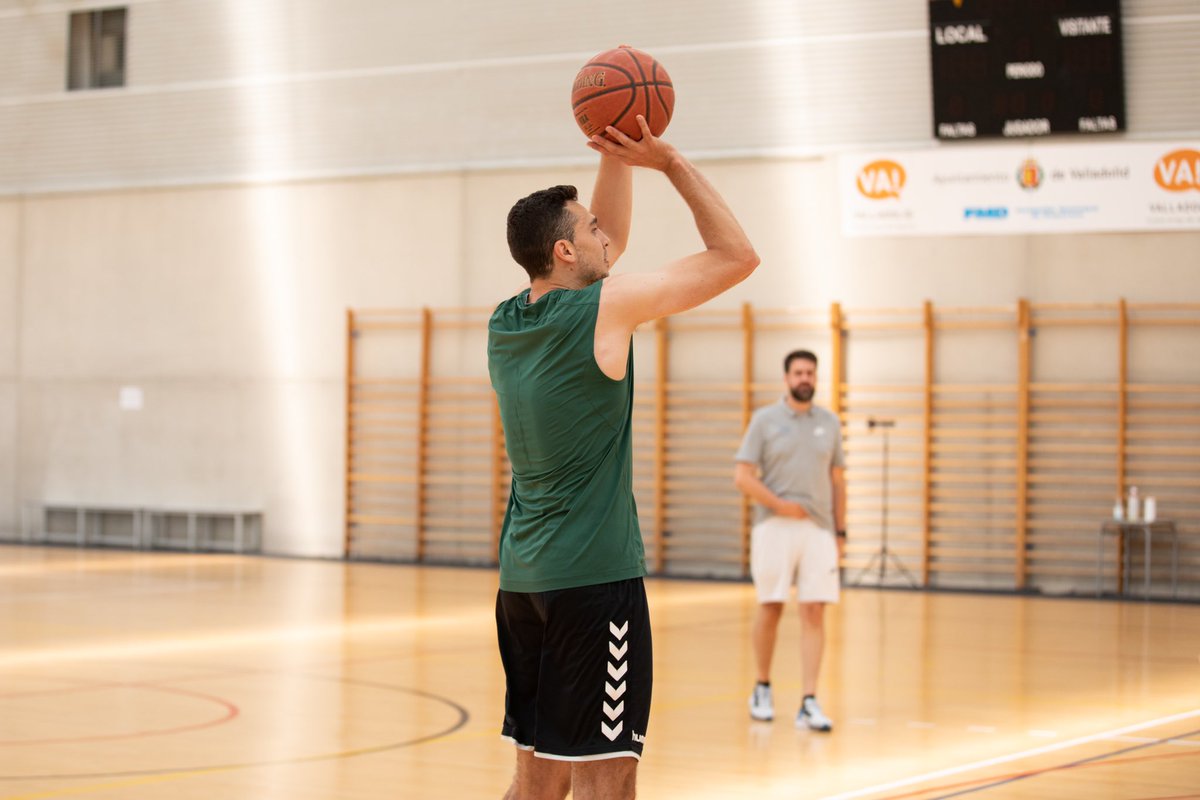 HoopsNetSpain's tweet photo. Tras su preparación de verano, con los entrenamientos #HoopsPro para llegar en las mejores condiciones, Álex Reyes (@alexreyesabad) da hoy comienzo la pretemporada con @bilbaobasket 💪🏻👏🏻
¡Te deseamos mucha suerte, Álex!
📸 @mazu_photos https://t.co/qbKMqZgxNI
