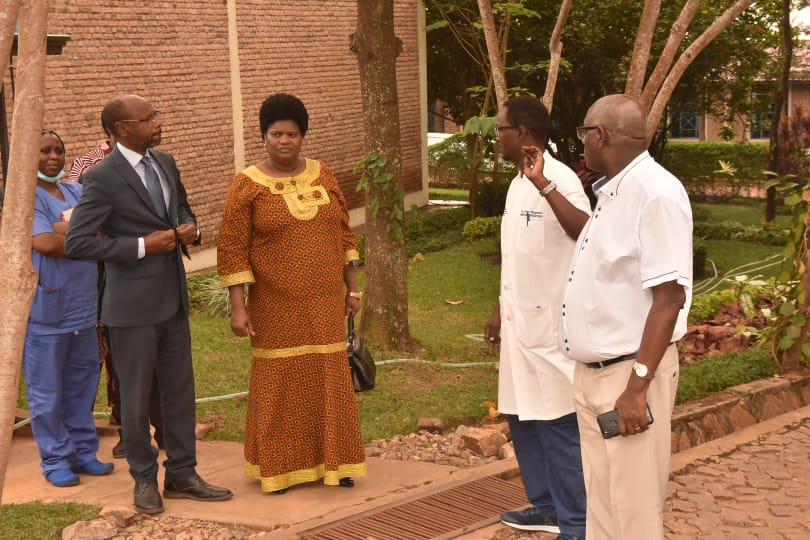 msp_burundi's tweet photo. En marge de la réunion tenue à @RumongeProvince à l'intention des administratifs des services déconcentrés, le @mspls_bdi Dr #Sylvie #NZEYIMANA a visité l'ONG @villagehealth de #Kigutu situé en commune #Vyanda de la @Province_Bururi. https://t.co/QCDC6cuLmN