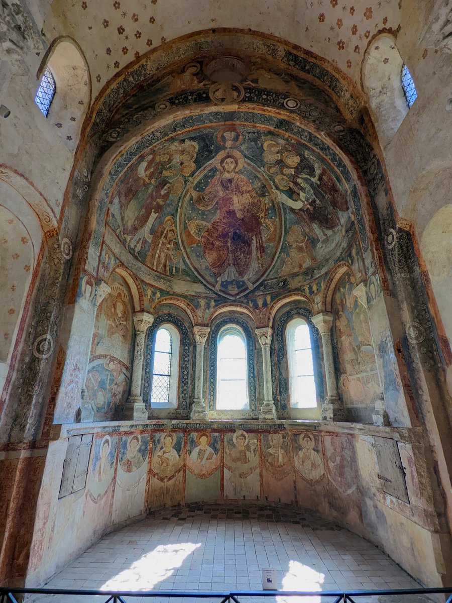 Journée en Bourgogne et découverte du chef-d'œuvre de la peinture du XIIe siècle, la chapelle des moines de Berzé-la-Ville. Elle permet d'avoir un aperçu de ce à quoi pouvait ressembler l'intérieur de Cluny III.