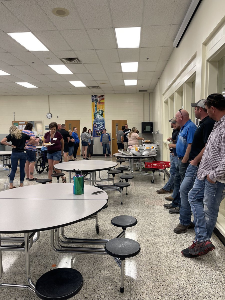 RRMR_Elementary's tweet photo. Staff has returned to the building today. Thank you so much to @Viafield for providing lunch, and  Posie Co. for the flower bar. https://t.co/0fJeuKZjwT