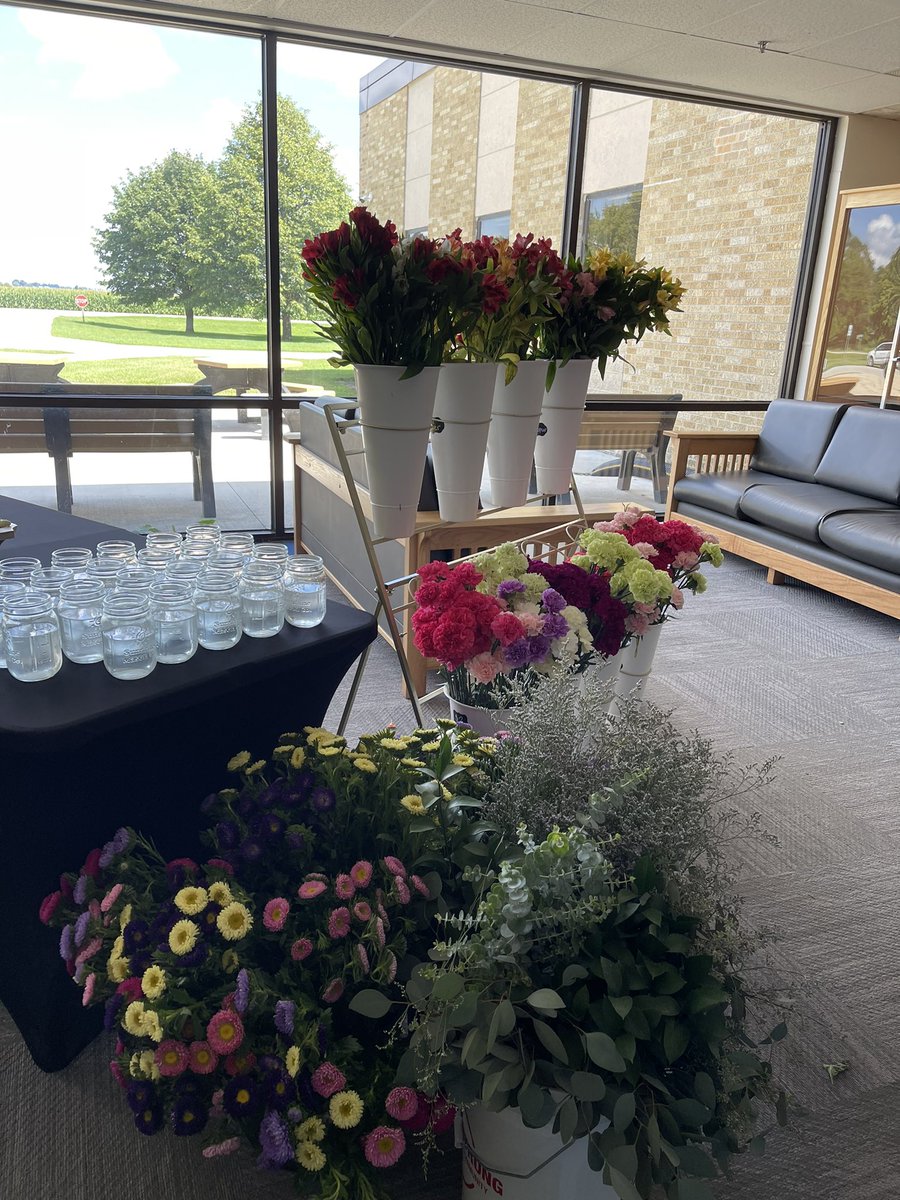 RRMR_Elementary's tweet photo. Staff has returned to the building today. Thank you so much to @Viafield for providing lunch, and  Posie Co. for the flower bar. https://t.co/0fJeuKZjwT