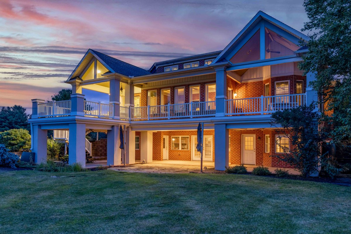 Brad_BMdigital's tweet photo. Want to set your listings apart from the rest? We're super excited to now be offering Twilight Photo sessions for Real Estate listings. More info on our website at https://t.co/7NrihOBkWI

#dronephotography #twilightphotos #realestate #justlisted #photography #realestatemarket https://t.co/FLjs5rbNUV
