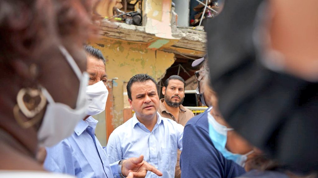 EstebanBernalB's tweet photo. #Territorio #Guayaquil 📍
El Gobierno del Presidente @LassoGuillermo está junto a los más vulnerables.
Hoy estuvimos en el sector #CristoDelConsuelo, visitamos a las familias afectadas, llevamos ayuda humanitaria; brindamos apoyo profesional. Entregaremos el bono de contingencia. https://t.co/8Jiu1aSc5G