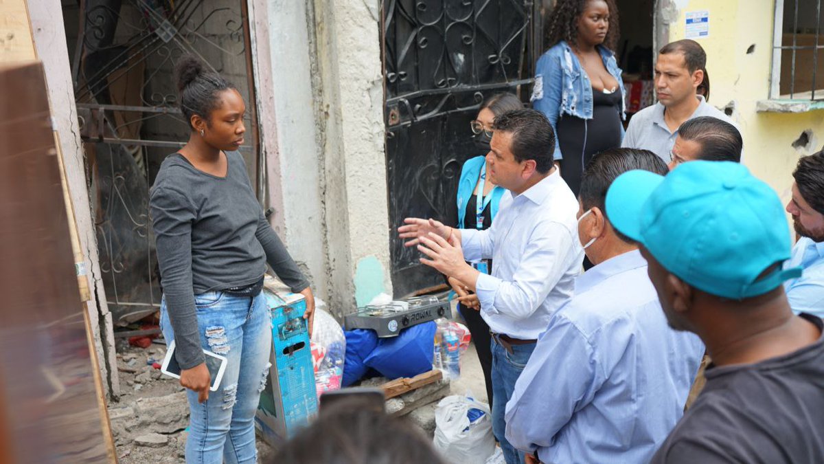 EstebanBernalB's tweet photo. #Territorio #Guayaquil 📍
El Gobierno del Presidente @LassoGuillermo está junto a los más vulnerables.
Hoy estuvimos en el sector #CristoDelConsuelo, visitamos a las familias afectadas, llevamos ayuda humanitaria; brindamos apoyo profesional. Entregaremos el bono de contingencia. https://t.co/8Jiu1aSc5G