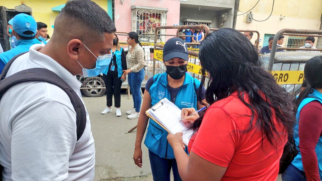 EstebanBernalB's tweet photo. #Territorio #Guayaquil 📍
El Gobierno del Presidente @LassoGuillermo está junto a los más vulnerables.
Hoy estuvimos en el sector #CristoDelConsuelo, visitamos a las familias afectadas, llevamos ayuda humanitaria; brindamos apoyo profesional. Entregaremos el bono de contingencia. https://t.co/8Jiu1aSc5G