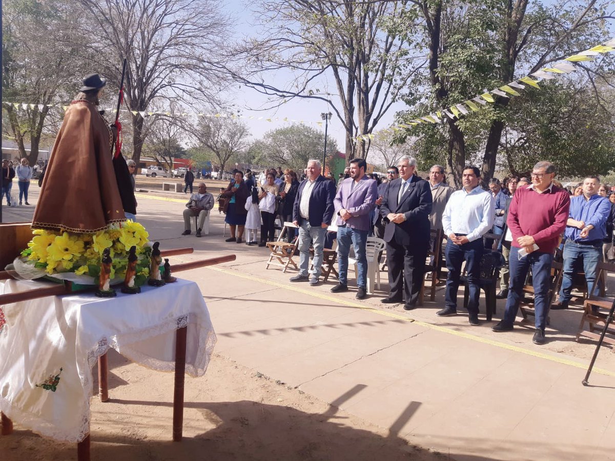 Carlos_Haquim's tweet photo. En #Vinalito, junto a la comunidad, participé de las celebraciones en honor a San Roque, patrono de la localidad.
Además de la misa y el desfile cívico, militar y gaucho, junto al comisionado J. Acuña inauguramos 2 nuevos consultorios en el Centro de Salud
#Jujuy🌵
#Argentina🇦🇷 https://t.co/JSUboVgHUw