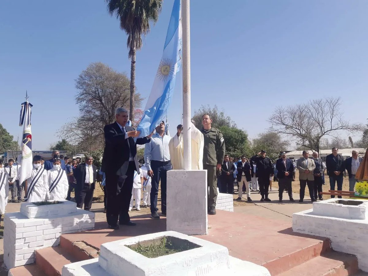 Carlos_Haquim's tweet photo. En #Vinalito, junto a la comunidad, participé de las celebraciones en honor a San Roque, patrono de la localidad.
Además de la misa y el desfile cívico, militar y gaucho, junto al comisionado J. Acuña inauguramos 2 nuevos consultorios en el Centro de Salud
#Jujuy🌵
#Argentina🇦🇷 https://t.co/JSUboVgHUw