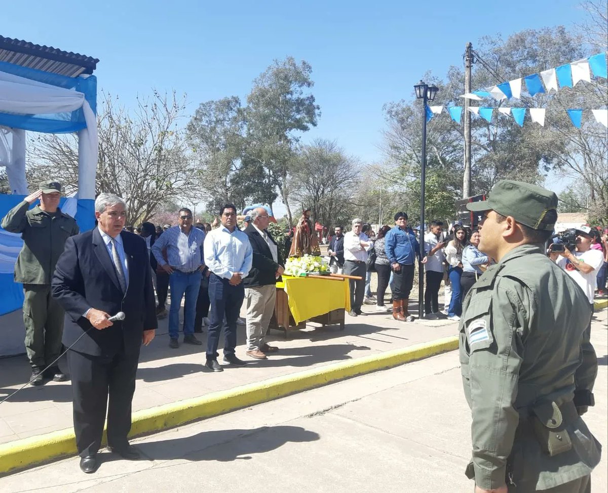 Carlos_Haquim's tweet photo. En #Vinalito, junto a la comunidad, participé de las celebraciones en honor a San Roque, patrono de la localidad.
Además de la misa y el desfile cívico, militar y gaucho, junto al comisionado J. Acuña inauguramos 2 nuevos consultorios en el Centro de Salud
#Jujuy🌵
#Argentina🇦🇷 https://t.co/JSUboVgHUw