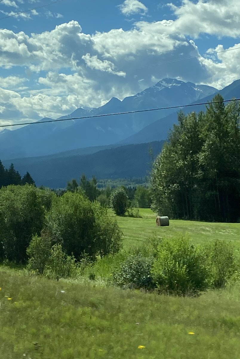 shirleybond's tweet photo. Always grateful for the beautiful constituency I represent.  This is how our “day at the office” started yesterday . . . these spectacular views as we travel on our regular constituency visits. #RobsonValley #TeamValemount https://t.co/s2Cgril9p0
