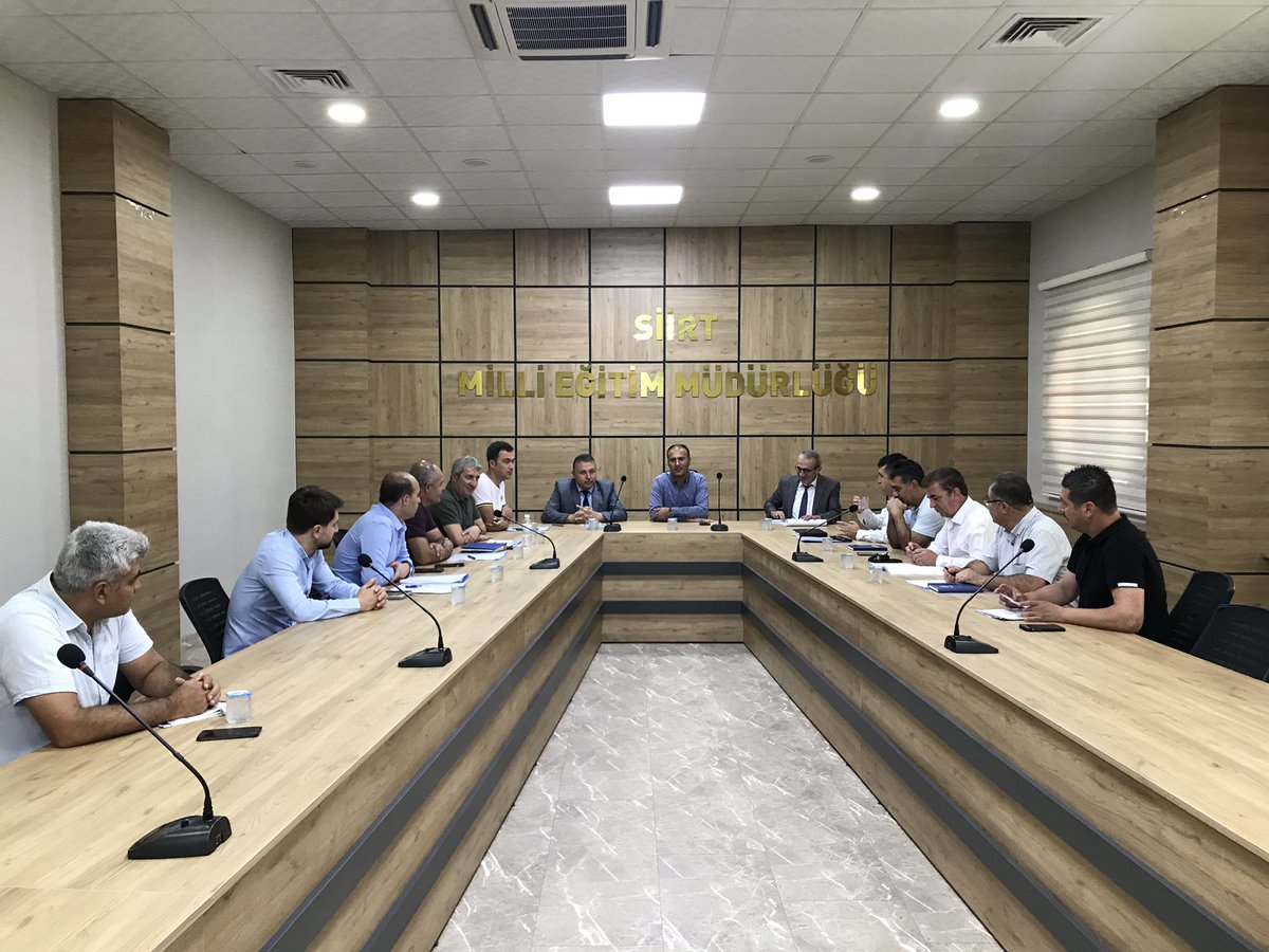 mem_siirt's tweet photo. İl Millî Eğitim Müdürü Deniz EDİP, Bakanlık Şube Müdürlerinin İlçe Millî Eğitim Müdürlerimiz ve Temel Eğitimden sorumlu Şube Müdürlerimize yönelik yaptığı “Temel Eğitimde 10 Bin Okul Projesi” bilgilendirme toplantısına katılım sağladı. 
@tcmeb @dnzdp1979 https://t.co/j5p88jHPTV