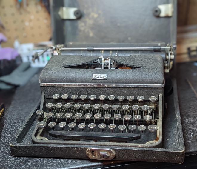 TaliaZales's tweet photo. Just bought this beautiful 1940s Royal Typewriter! It’s being professionally cleaned, repaired and painted. 

What color would you paint this gorgeous machine?

#Royal #Typewriter #TypewriterTuesday #PickAColor https://t.co/4qRX9mD7Pe