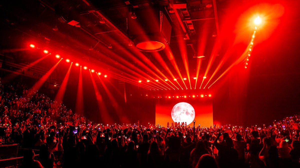 Santander_Arena's tweet photo. It may be Tuesday but we can't stop thinking about all the fun we had at the #SantanderArena last night with Loona!!

Were you at the show? Maybe you'll spot yourself in these photos from last night.

#liveinRDG https://t.co/nQx52s9Isj