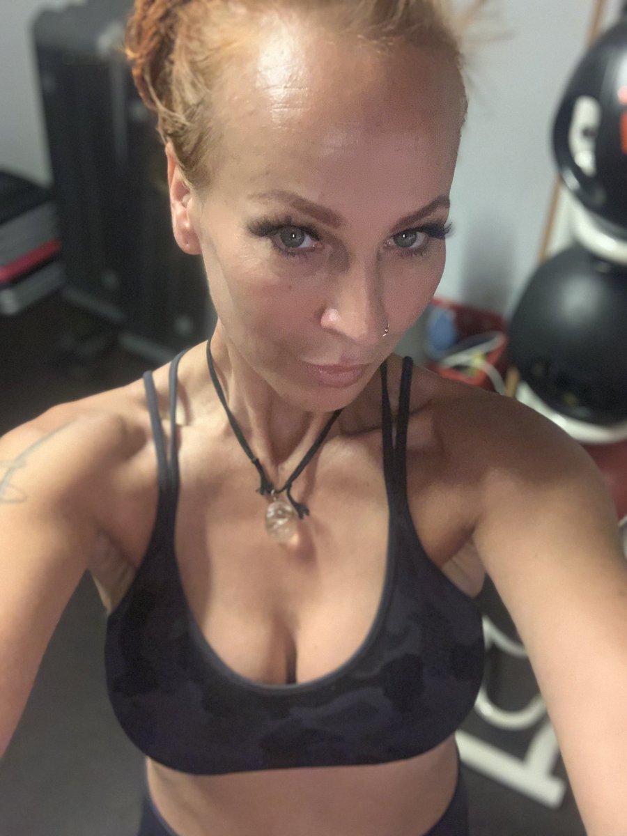 RileyMoorexoxo's tweet photo. Do you want too see me sweat at the gym 🥵😜 https://t.co/6nJCZhsHcV https://t.co/K3eIxGQzAN