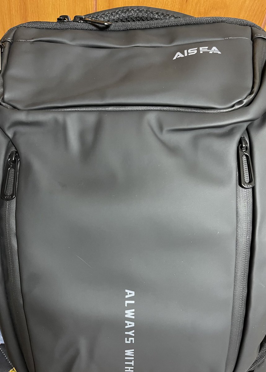 naoto1125's tweet photo. 帰ったらおニューのリュックが届いてた♪
結構他と比べたりして悩んで買ったからお気に入りだし大事に使いたい😊
しかし最近のは色々進化してるんやね!
外からスマホを充電出来たりペットボトルを保温してくれるサイドポケットが付いてたり、ポケットも何個もあって使うの楽しそう☺️
#AISFA https://t.co/EJ1xyUt4Kf