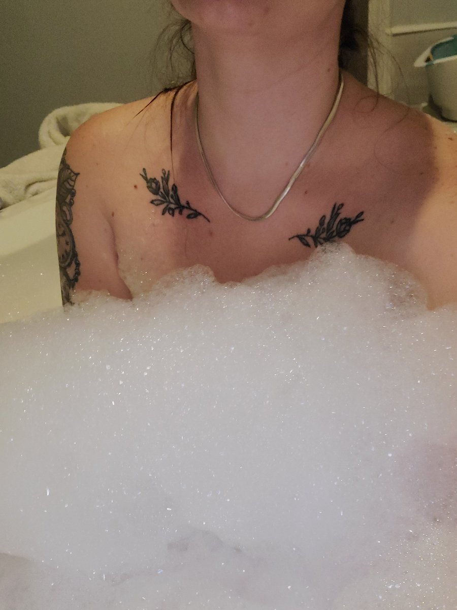 ladyrain0825's tweet photo. Bubbles bath are my fav! 🛁 wanna see what is behind the bubbles? 😏 go check out my OF to find out! 
#sexy #onlyfans #onlyfansbabe #nude #fun #bubblebath #sellingcontent #joinmebaby #comeplay 
https://t.co/arJ9w4BXgq https://t.co/7VtXnjyGhw