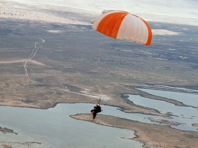 ExplorersClub's tweet photo. #OTD in 1960, TEC Medalist #JoeKittinger parachuted from a balloon over New Mexico at 102,800 ft (31,300 m), setting 3 records that held until 2012:
🪂 High-altitude jump
🪂 Free Fall
🪂 Highest speed by a human without an aircraft
#ProjectExcelsior
📸: Volkmar K. Wentzel https://t.co/0gAVYcmyqn